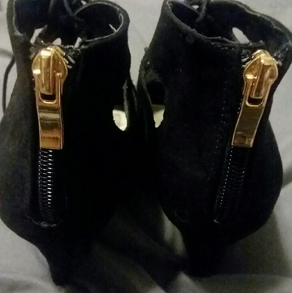 Shoes - Picture 2 of 4